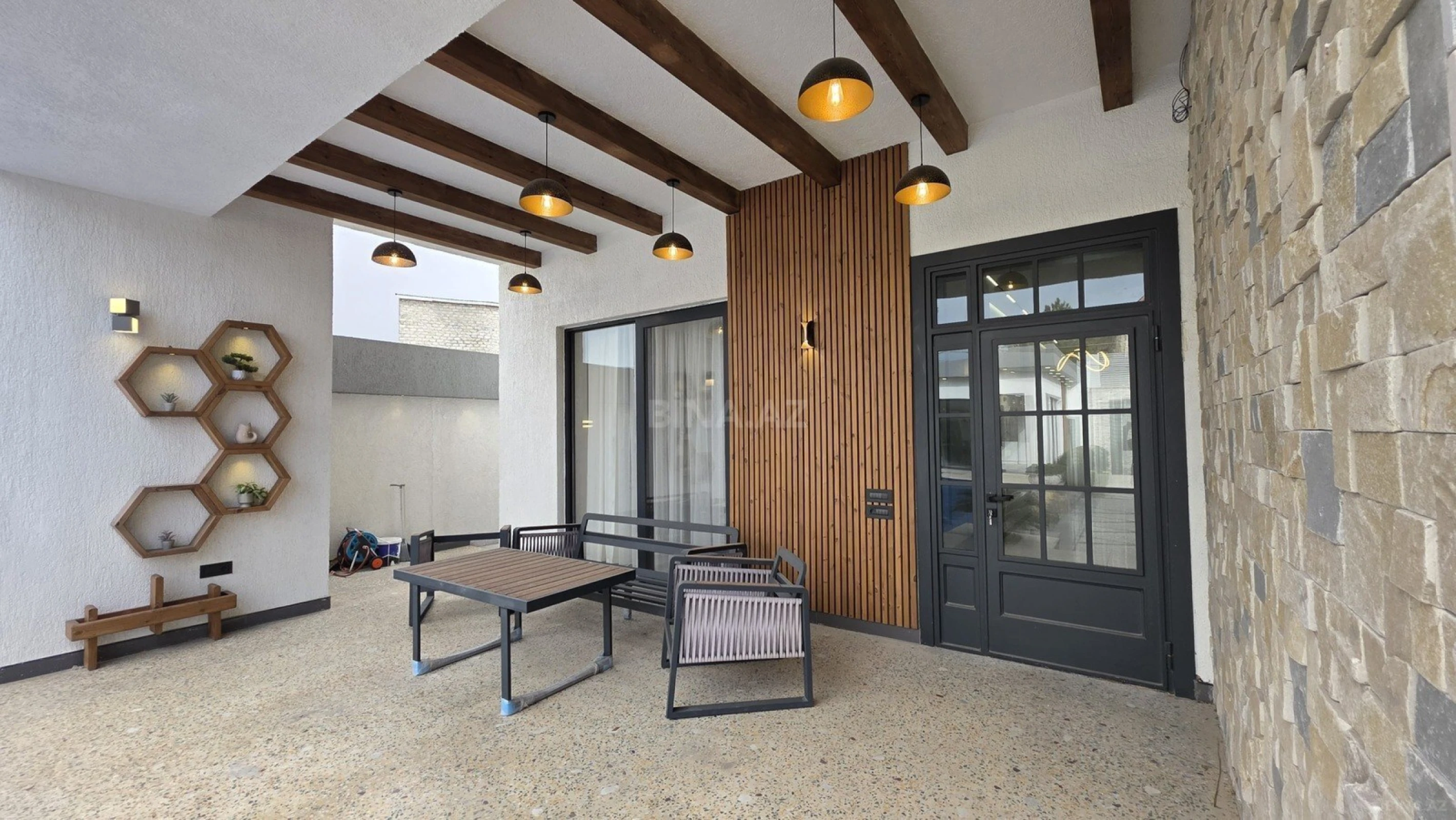 Satılır 5 otaqlı həyət evi 300 m²