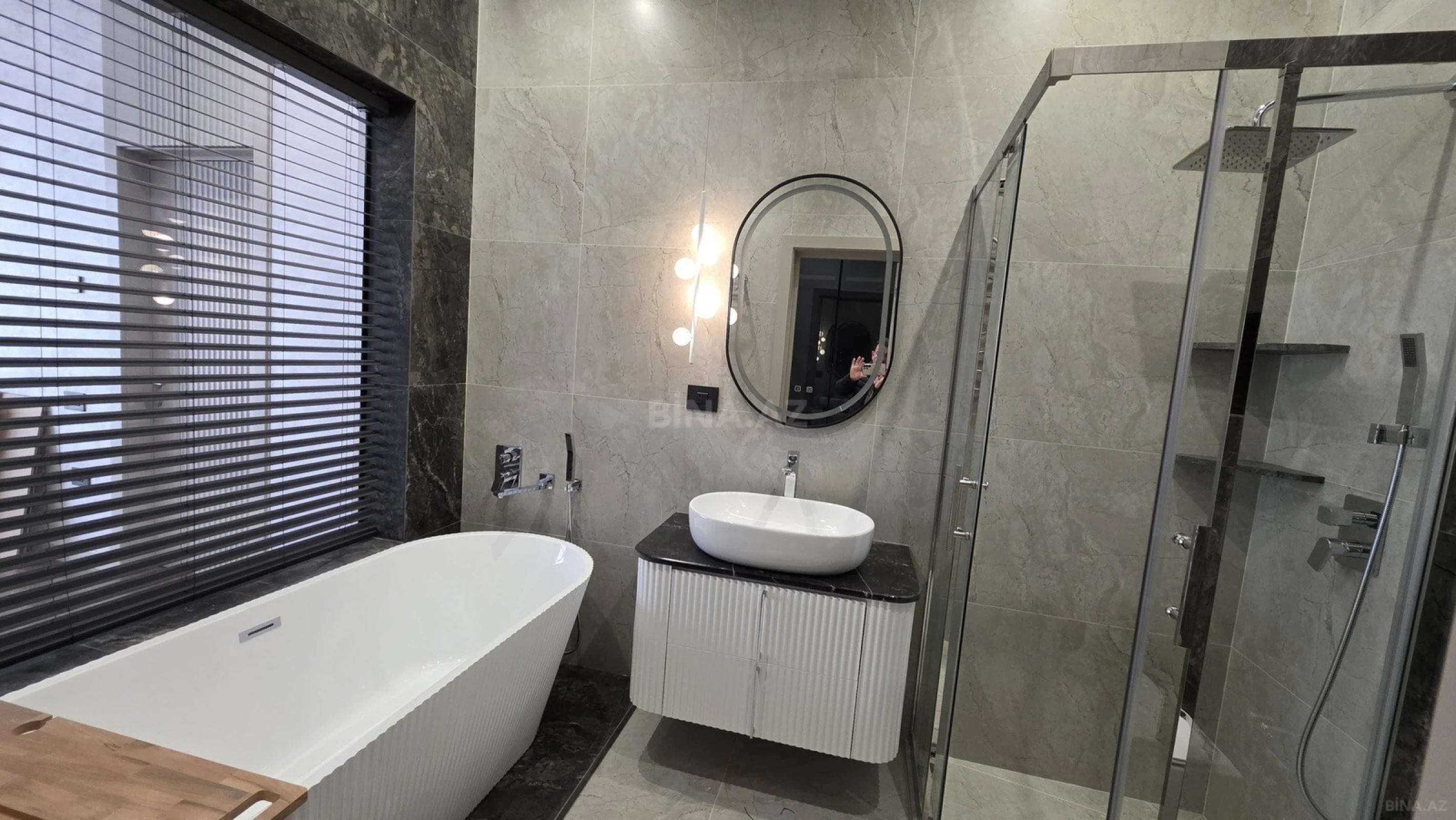 Satılır 5 otaqlı həyət evi 300 m²