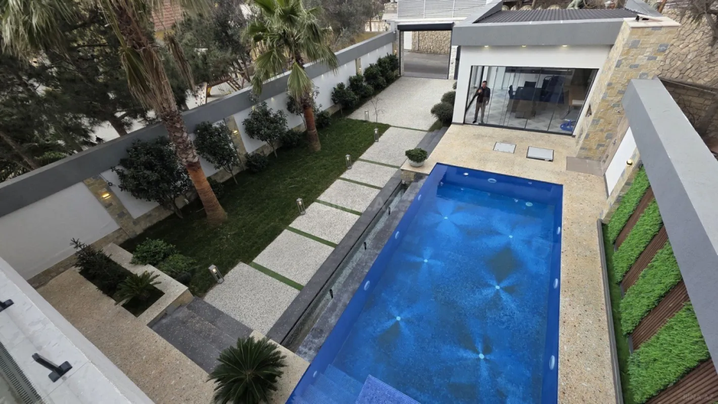 Satılır 5 otaqlı həyət evi 300 m²