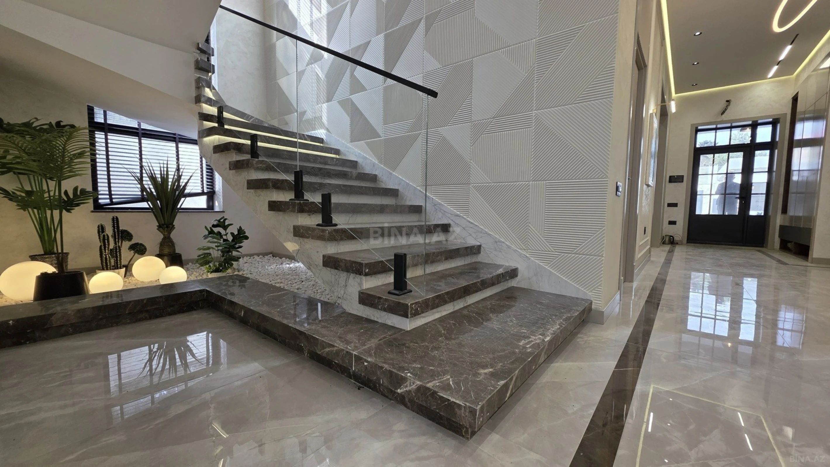 Satılır 5 otaqlı həyət evi 300 m²