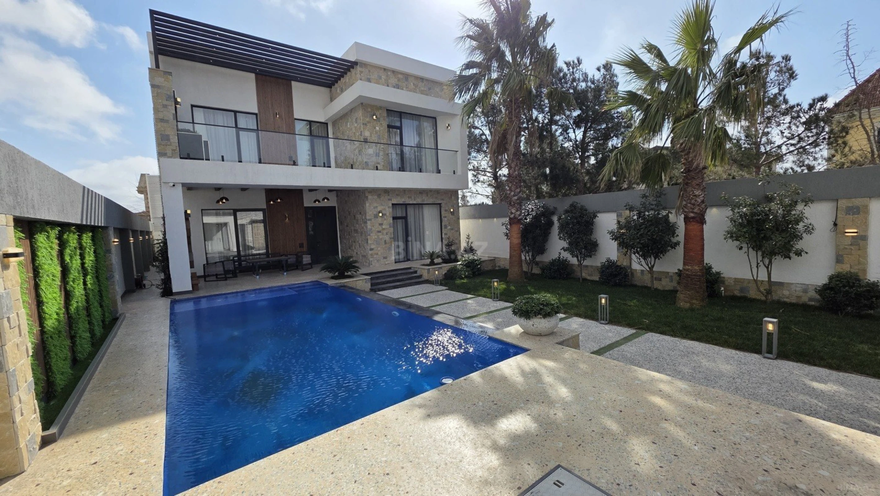 Satılır 5 otaqlı həyət evi 300 m²