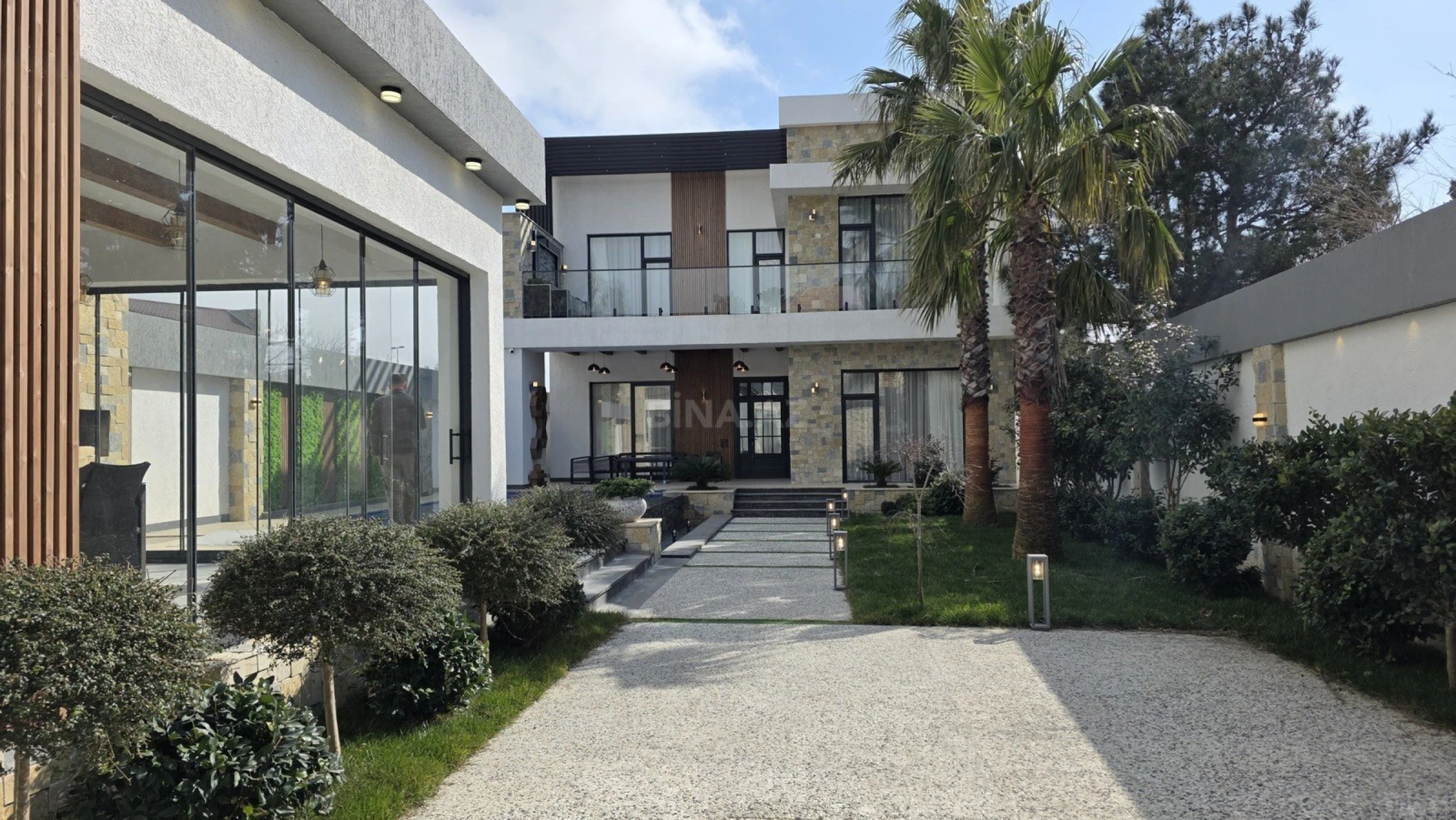 Satılır 5 otaqlı həyət evi 300 m²