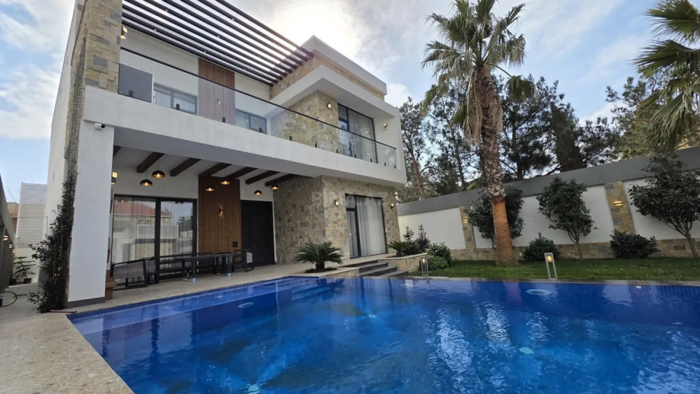 Satılır 5 otaqlı həyət evi 300 m²