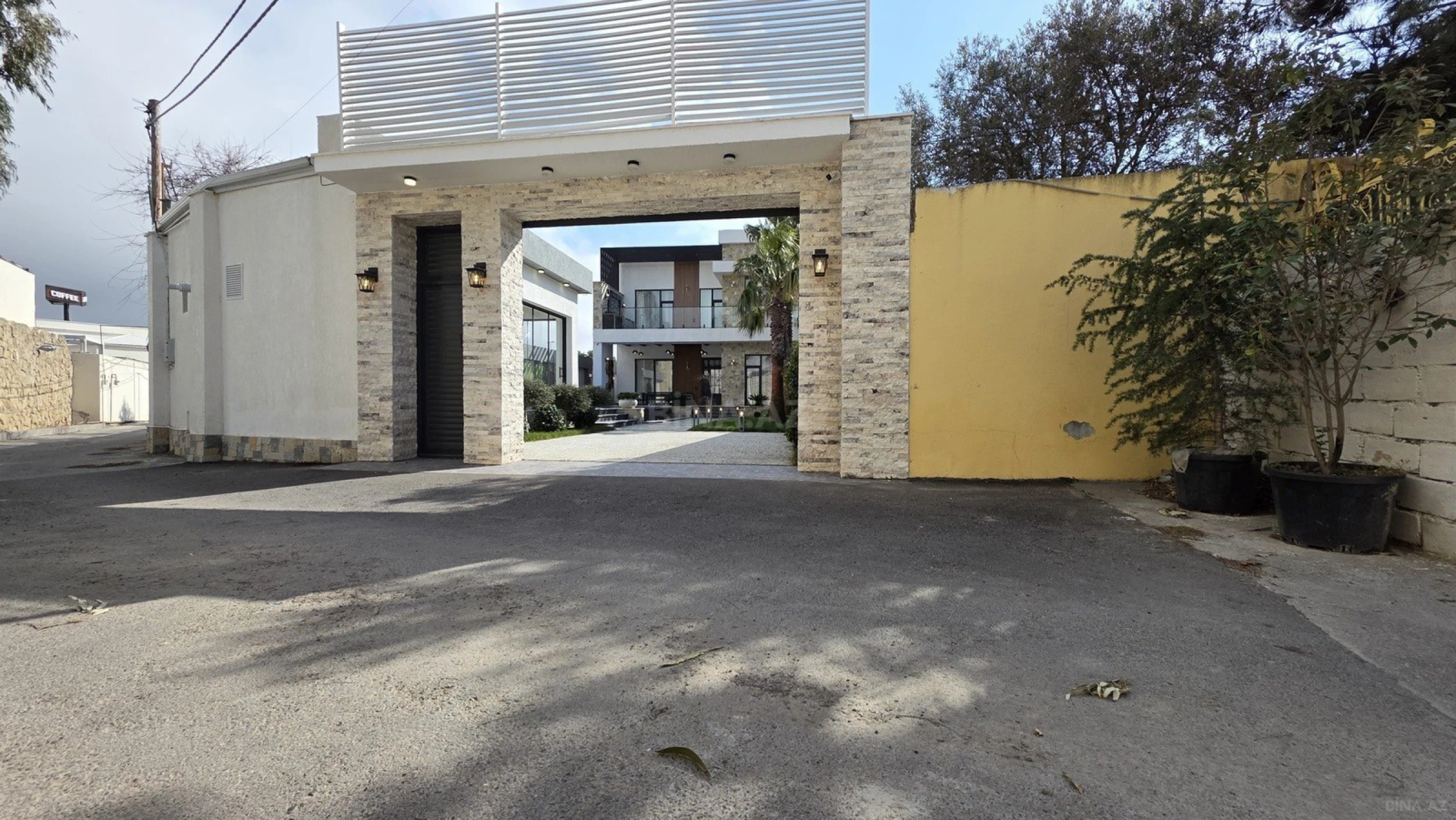 Satılır 5 otaqlı həyət evi 300 m²