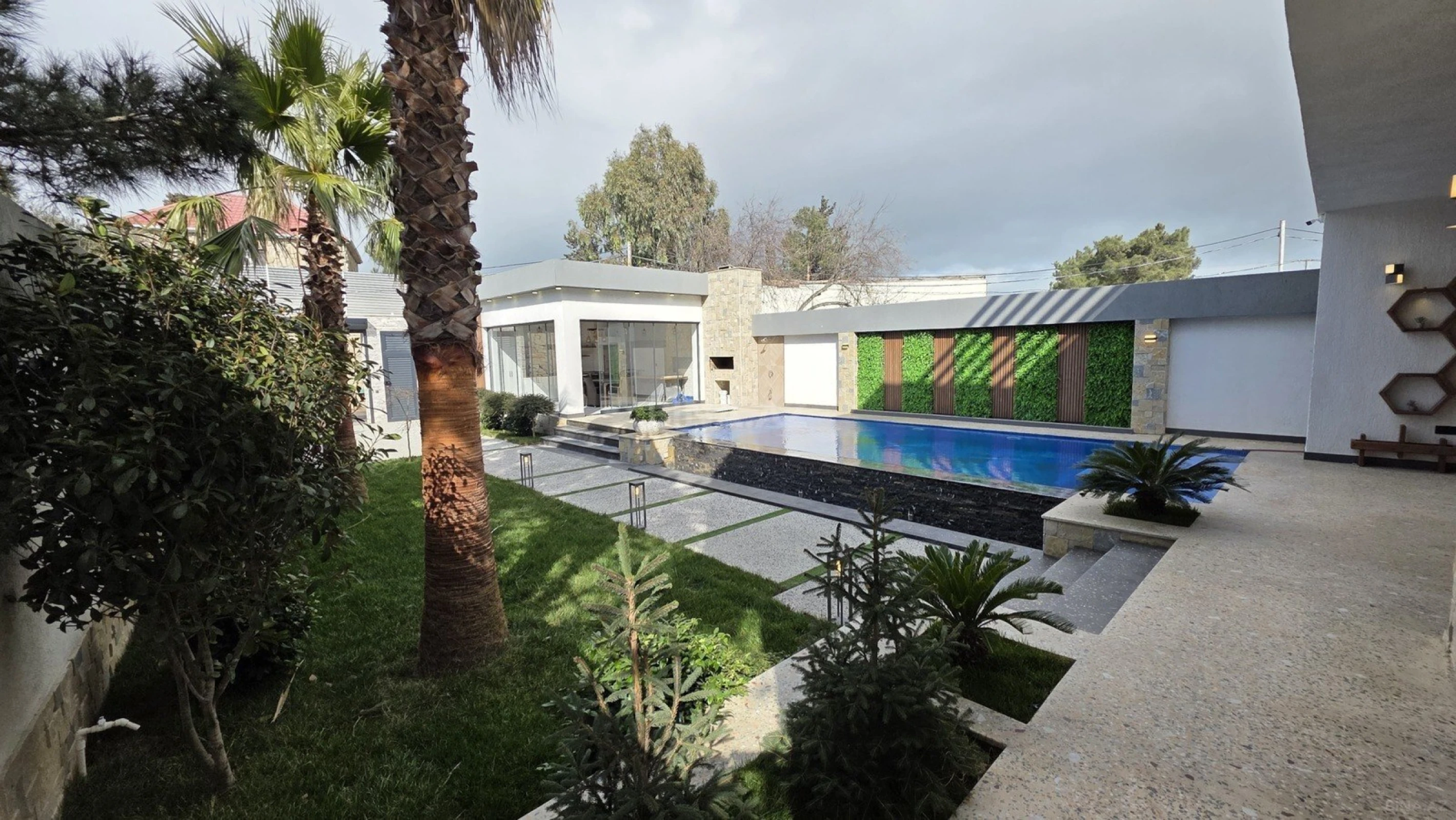 Satılır 5 otaqlı həyət evi 300 m²