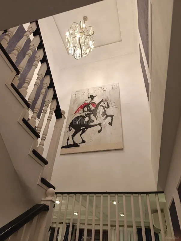 Satılır 5 otaqlı mənzil 380 m²