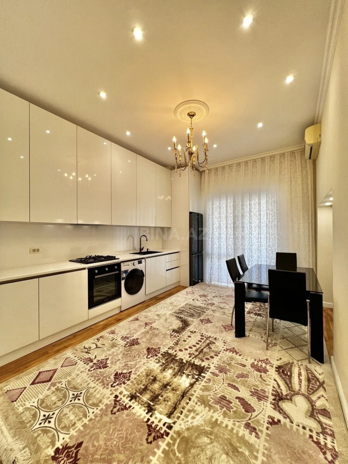 Satılır 4 otaqlı mənzil 220 m²