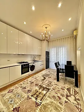 Satılır 4 otaqlı mənzil 220 m²