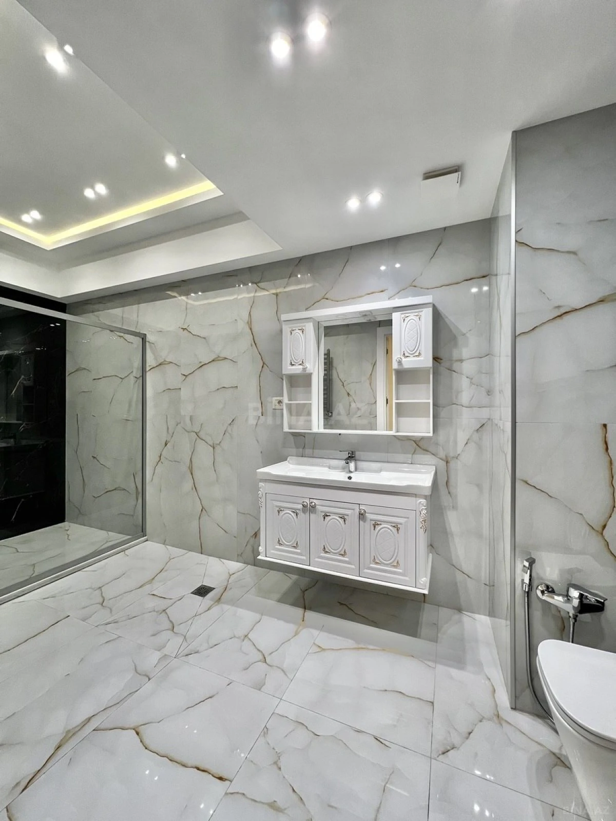 Satılır 4 otaqlı mənzil 220 m²