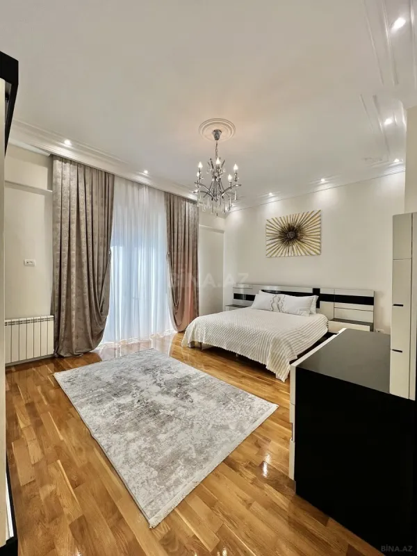 Satılır 4 otaqlı mənzil 220 m²