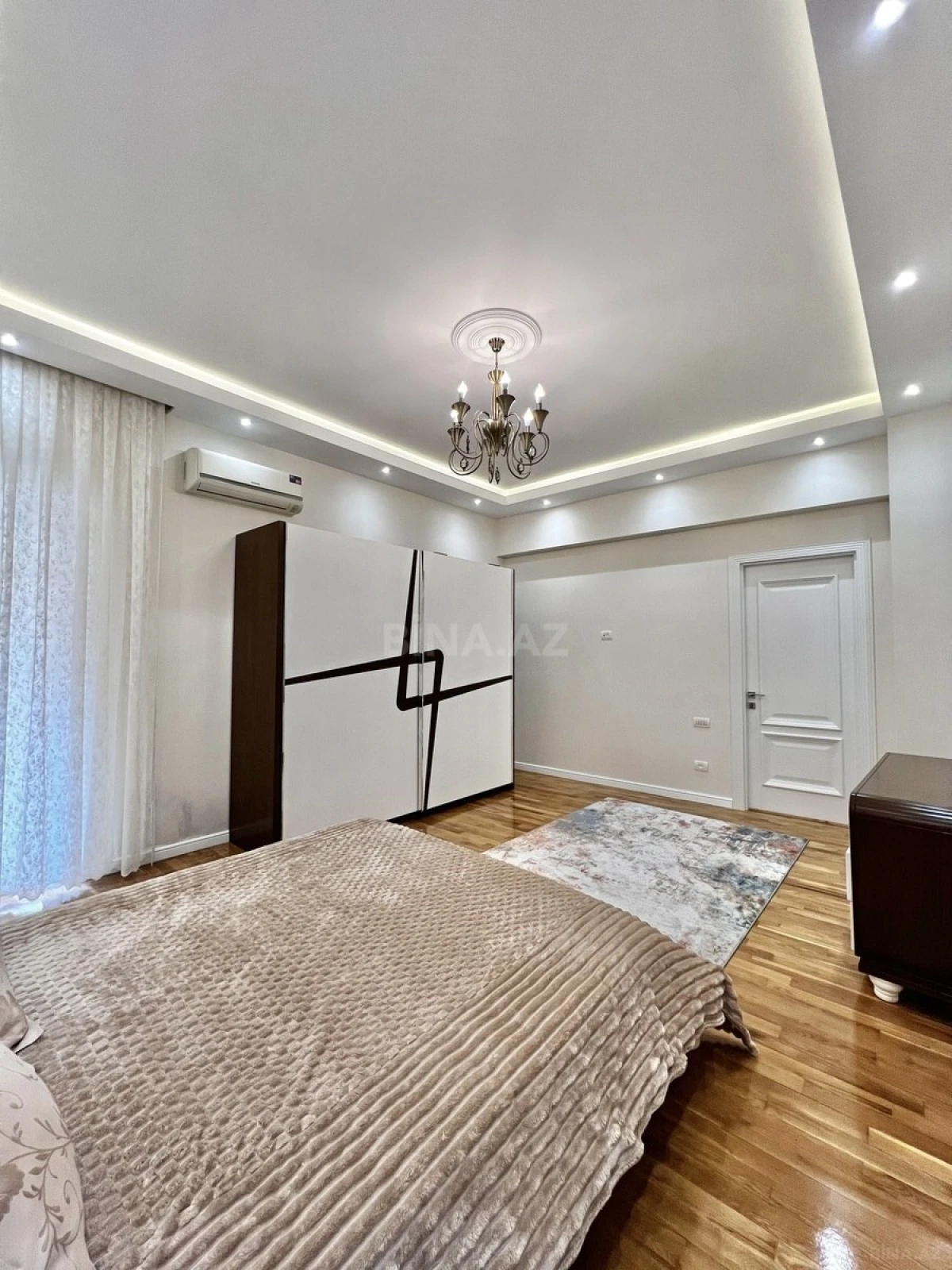 Satılır 4 otaqlı mənzil 220 m²