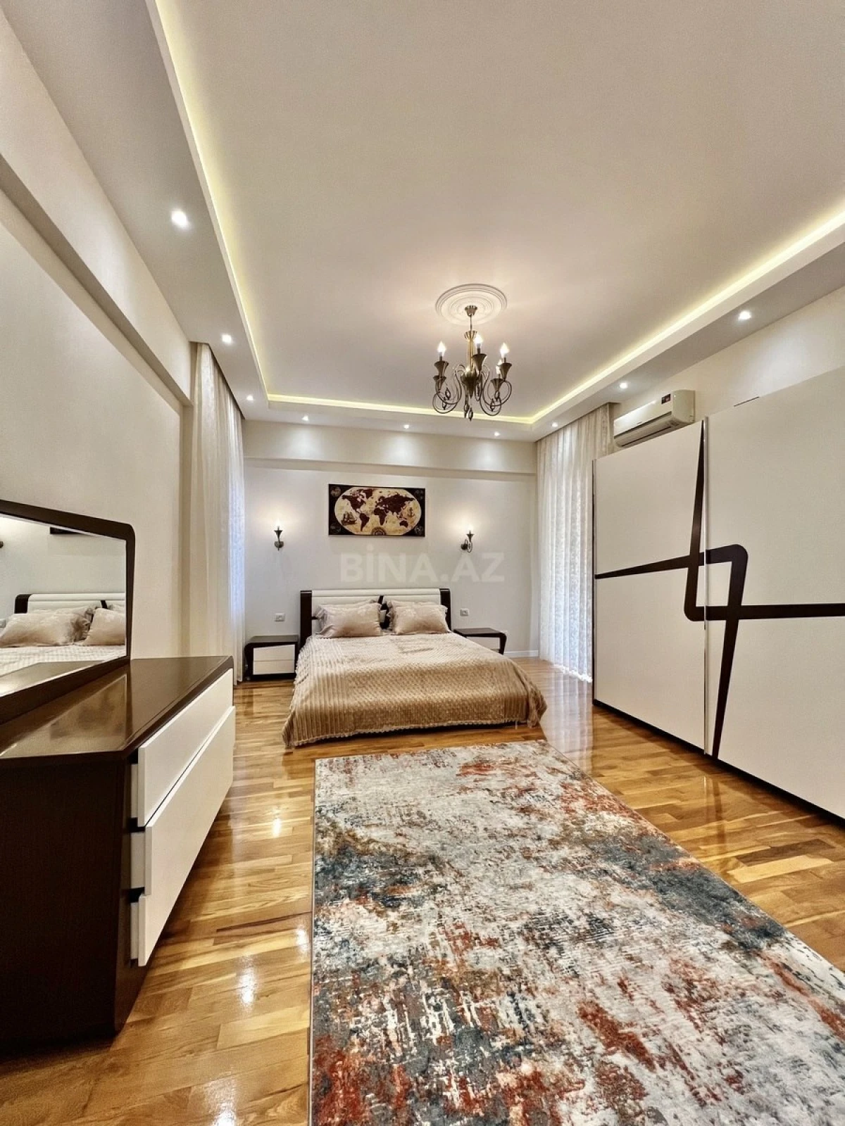 Satılır 4 otaqlı mənzil 220 m²