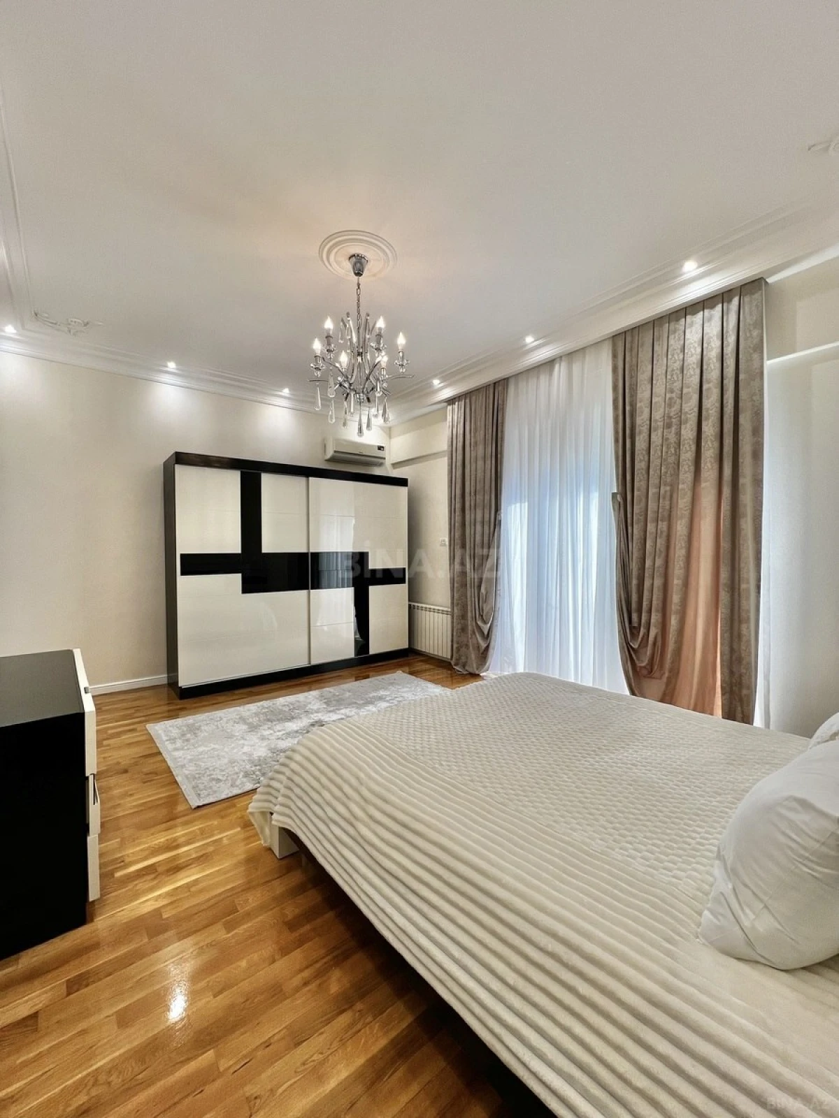 Satılır 4 otaqlı mənzil 220 m²
