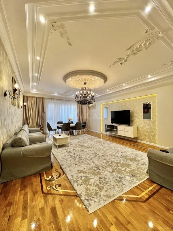 Satılır 4 otaqlı mənzil 220 m²