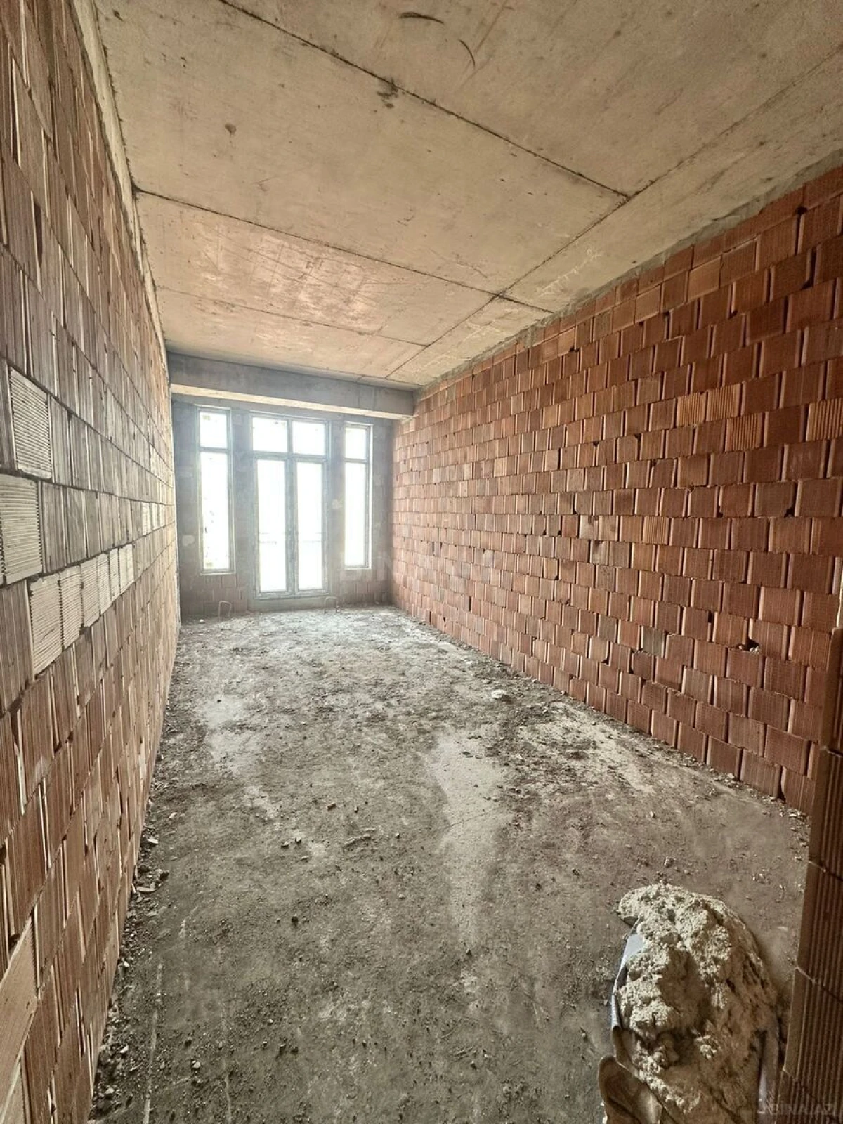 Satılır 4 otaqlı mənzil 181 m²