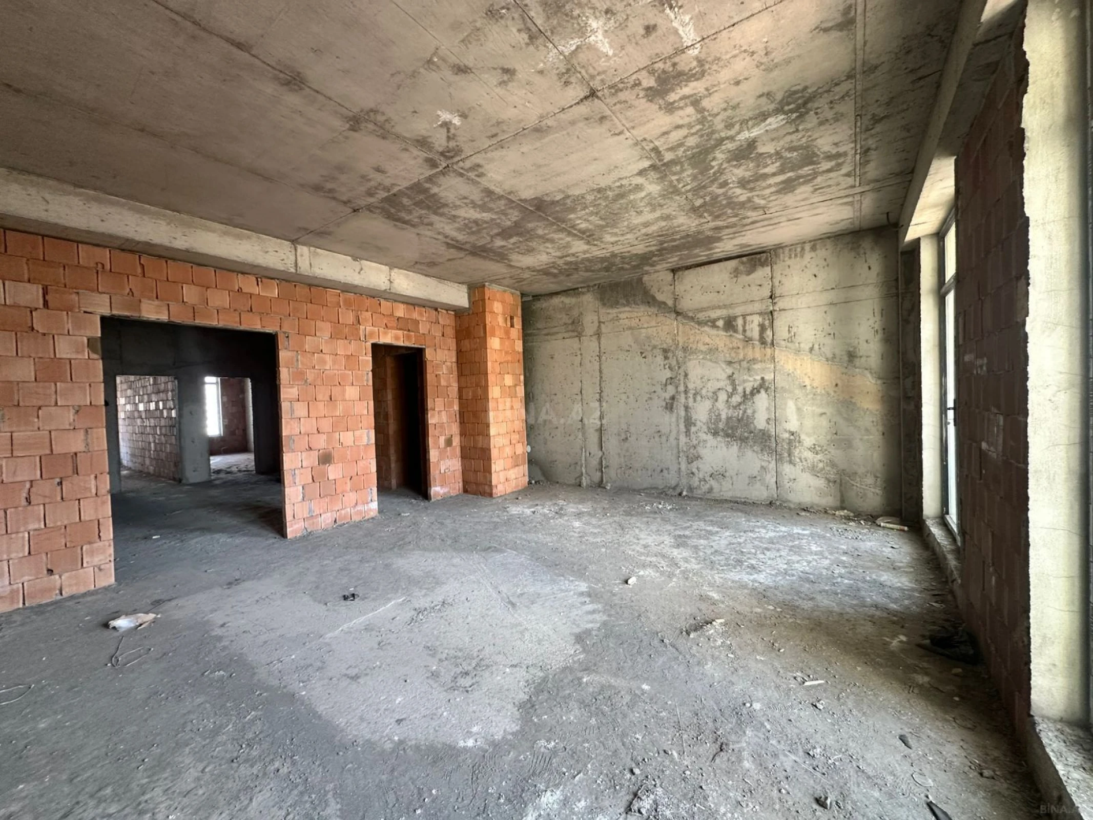 Satılır 4 otaqlı mənzil 181 m²