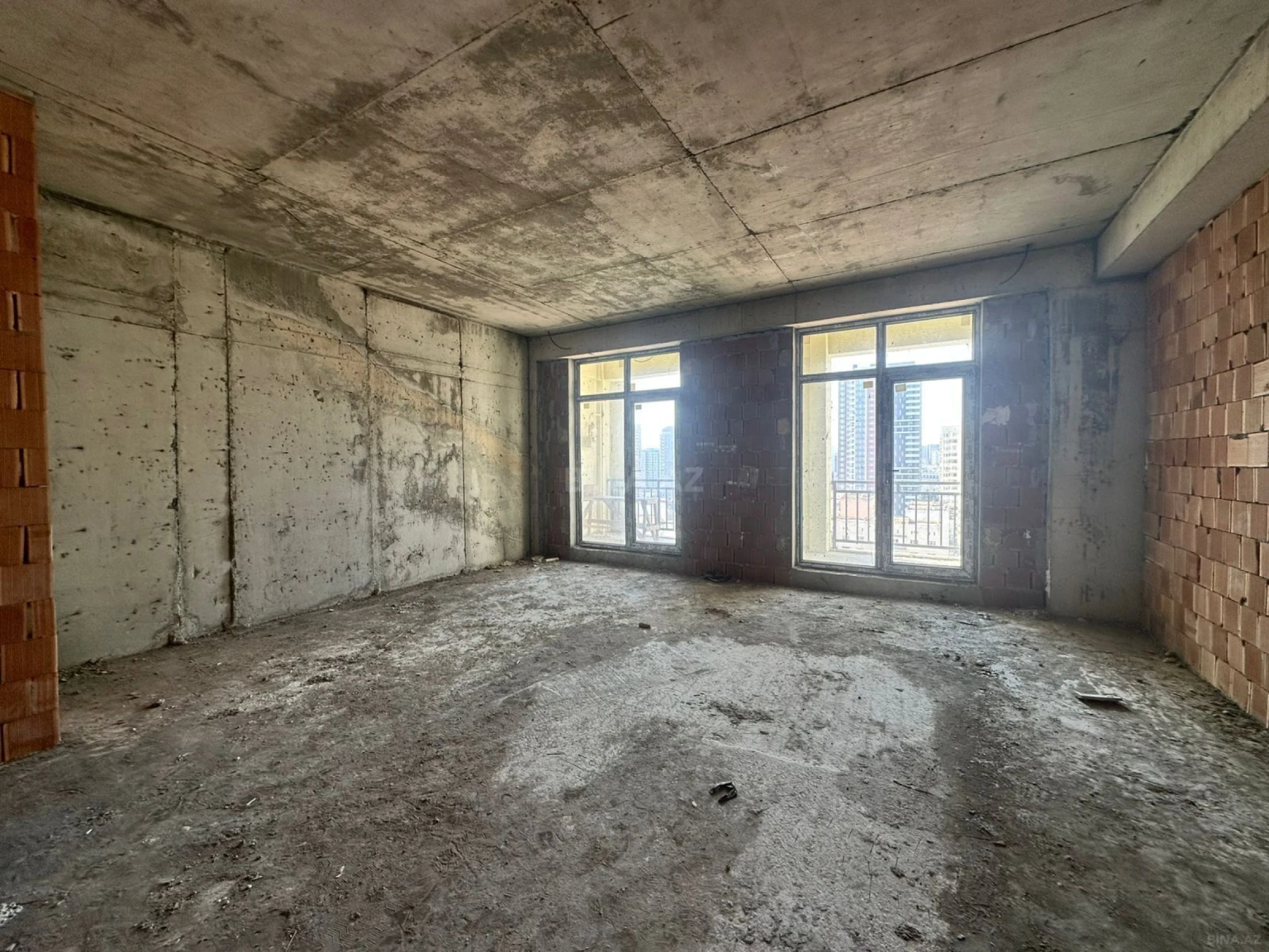 Satılır 4 otaqlı mənzil 181 m²