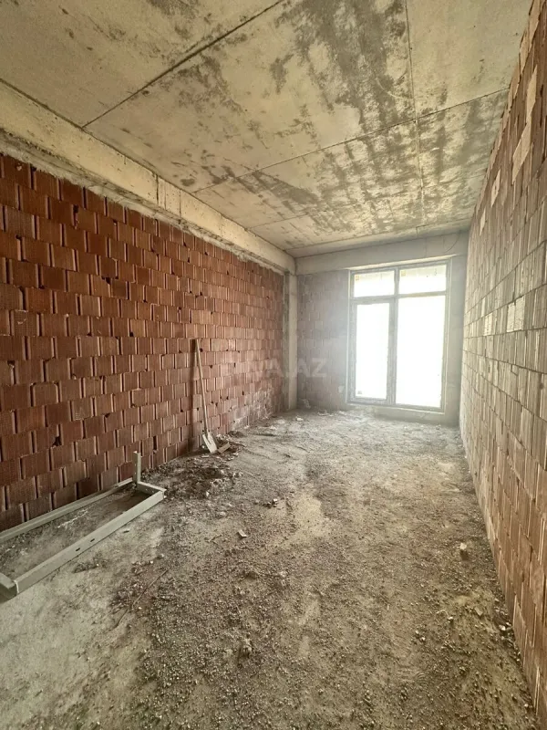 Satılır 4 otaqlı mənzil 181 m²