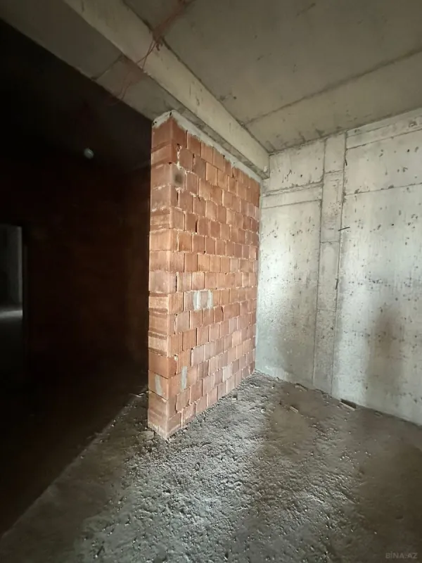 Satılır 4 otaqlı mənzil 181 m²