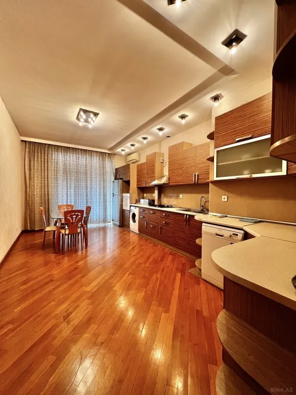 Satılır 3 otaqlı mənzil 138 m²