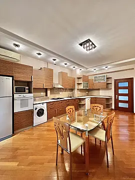 Satılır 3 otaqlı mənzil 138 m²