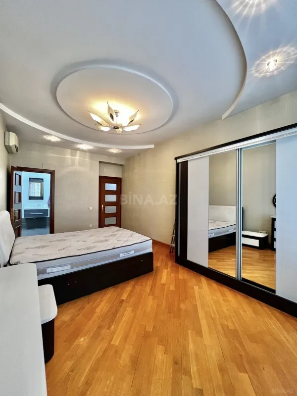 Satılır 3 otaqlı mənzil 138 m²