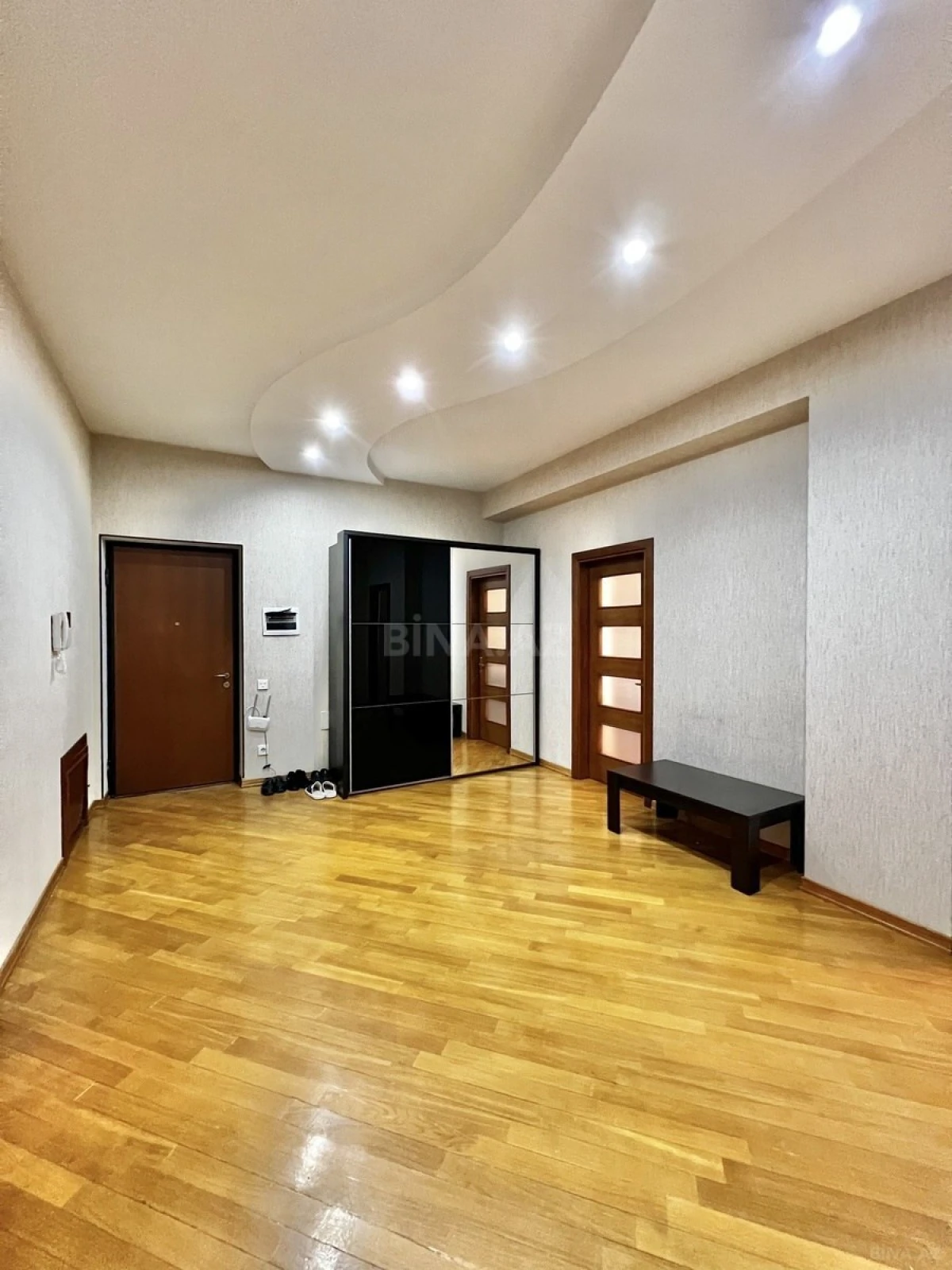 Satılır 3 otaqlı mənzil 138 m²