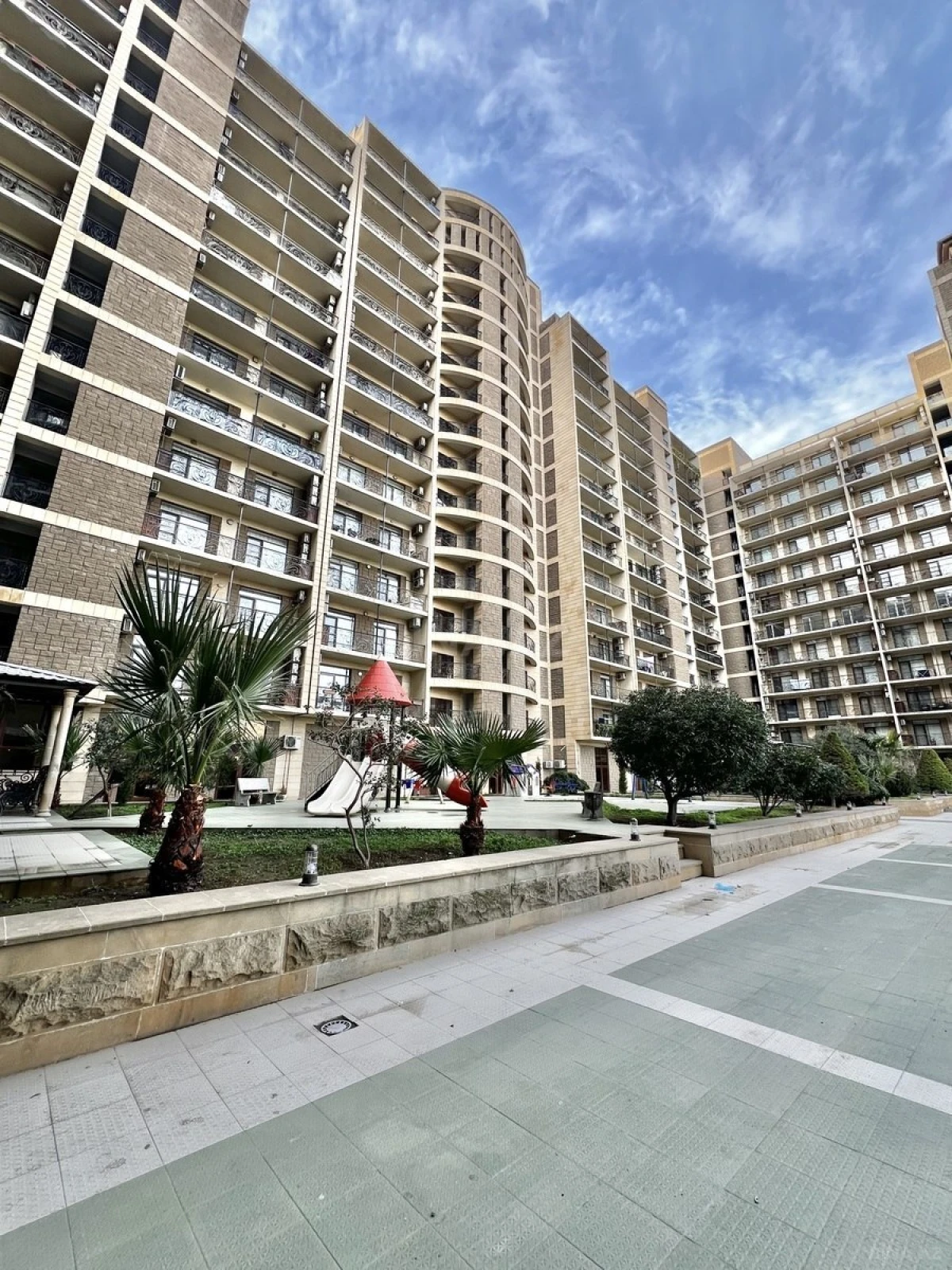 Satılır 3 otaqlı mənzil 138 m²