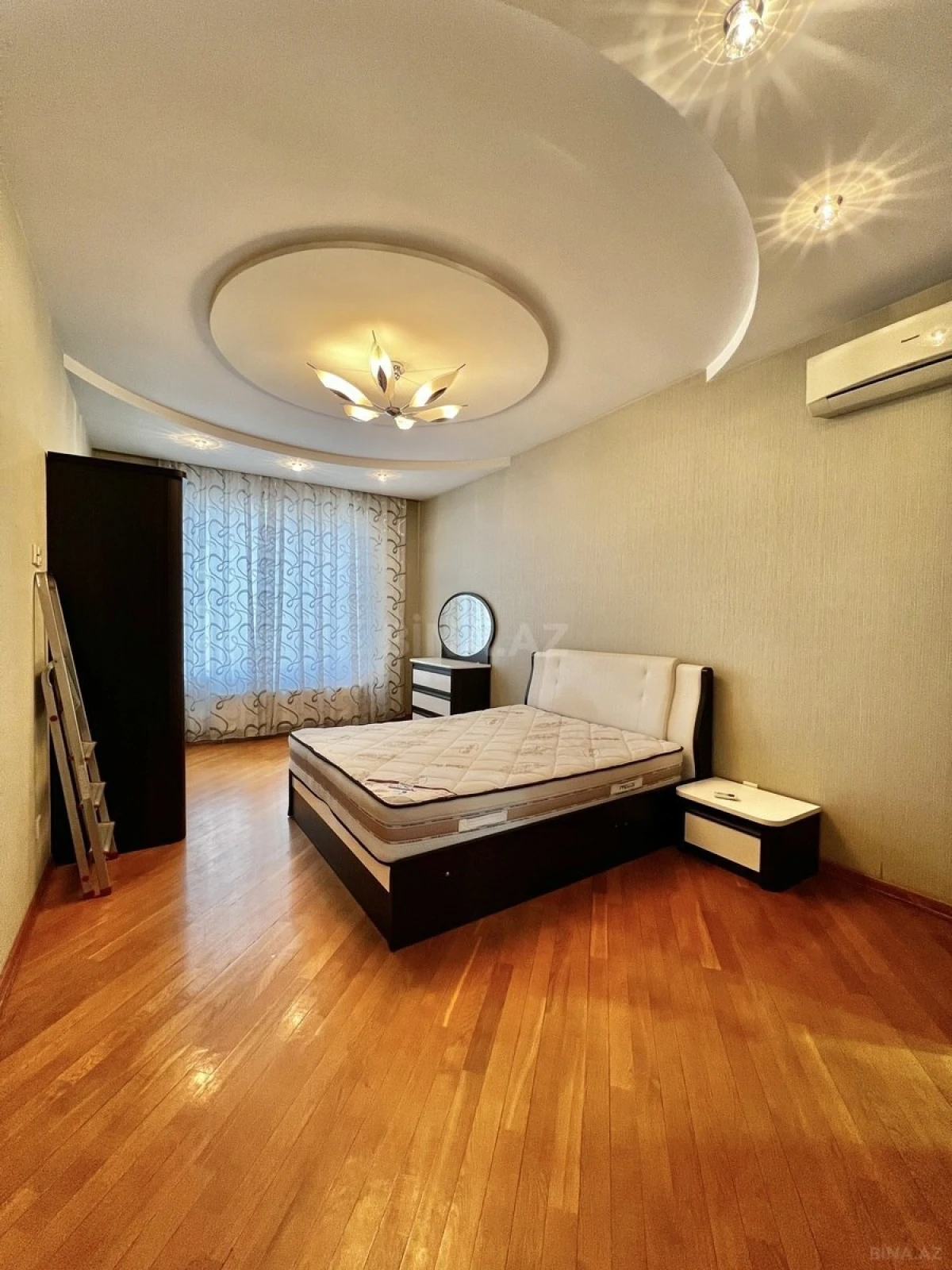 Satılır 3 otaqlı mənzil 138 m²