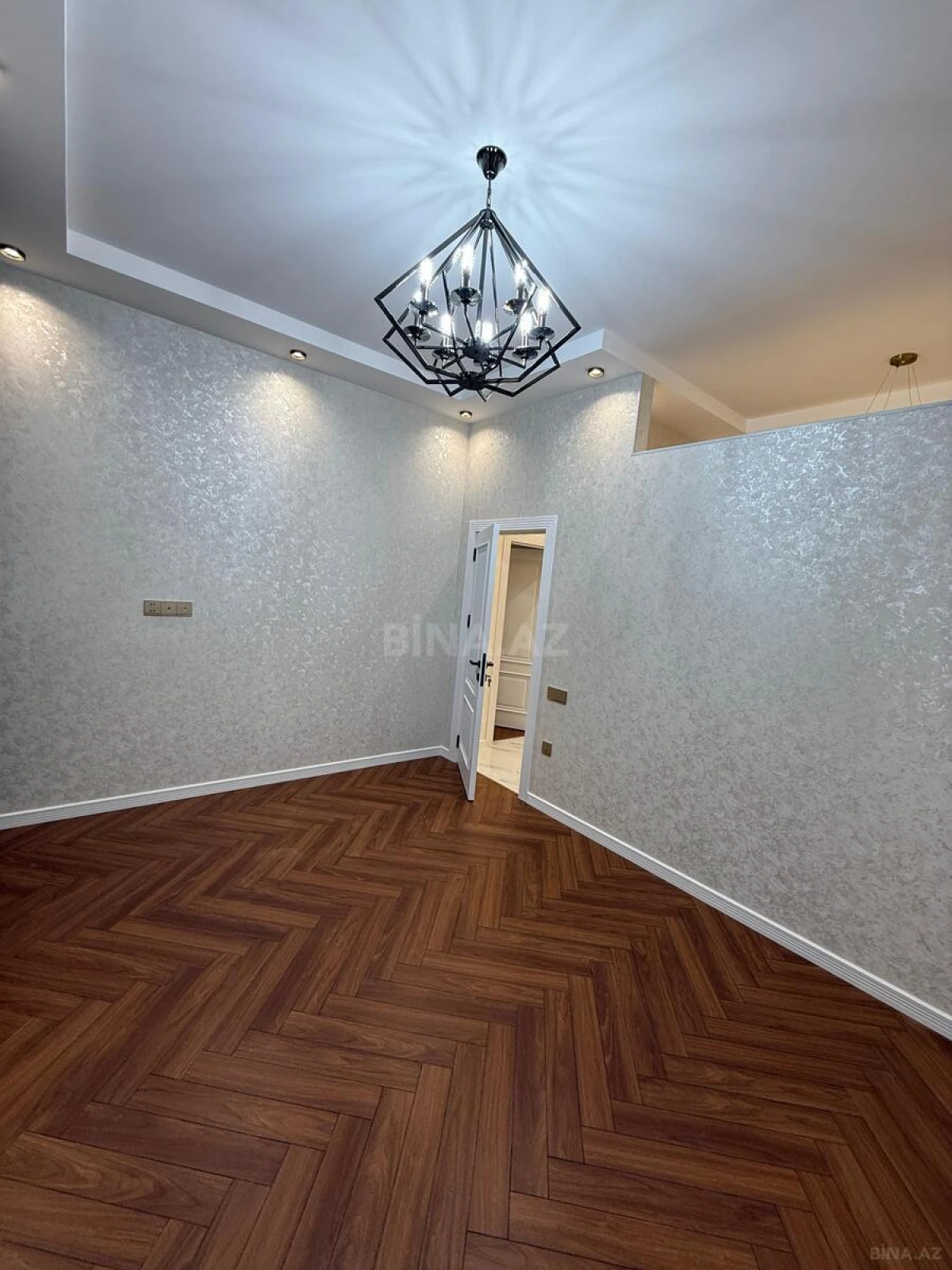 Kirayə verilir 5 otaqlı mənzil 200 m²