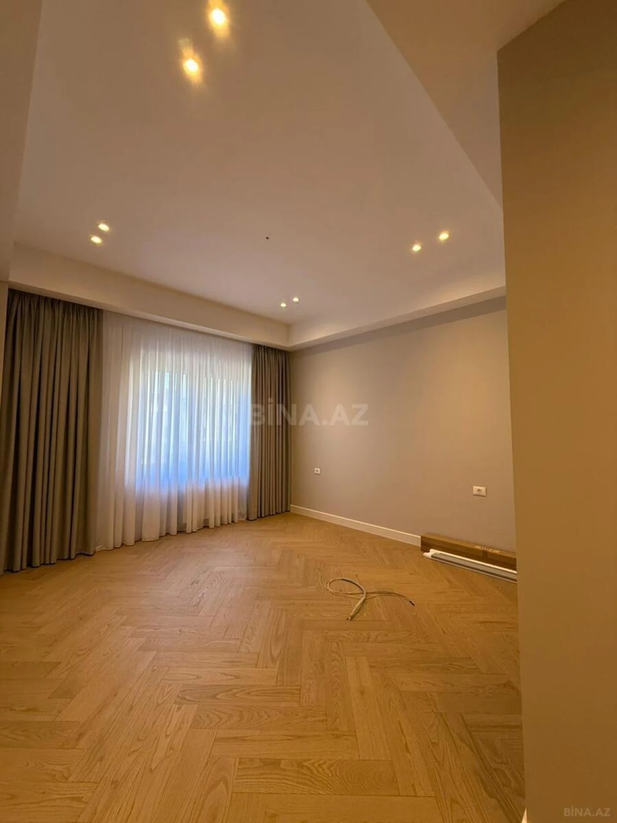 Kirayə verilir 5 otaqlı mənzil 200 m²