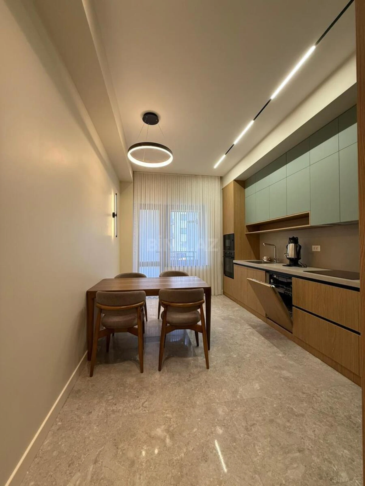 Kirayə verilir 5 otaqlı mənzil 200 m²