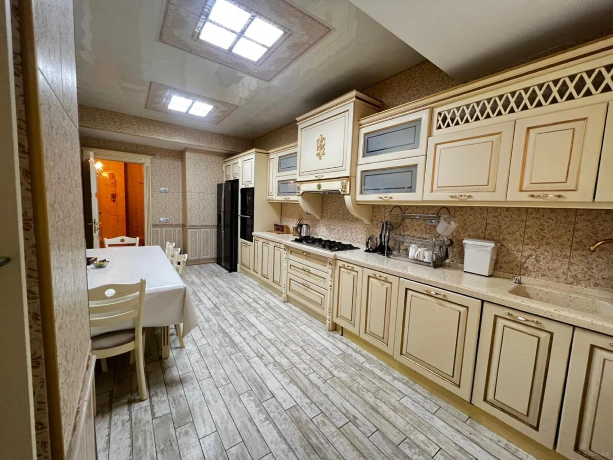 Kirayə verilir 4 otaqlı mənzil 236 m²