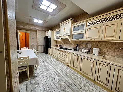 Kirayə verilir 4 otaqlı mənzil 236 m²