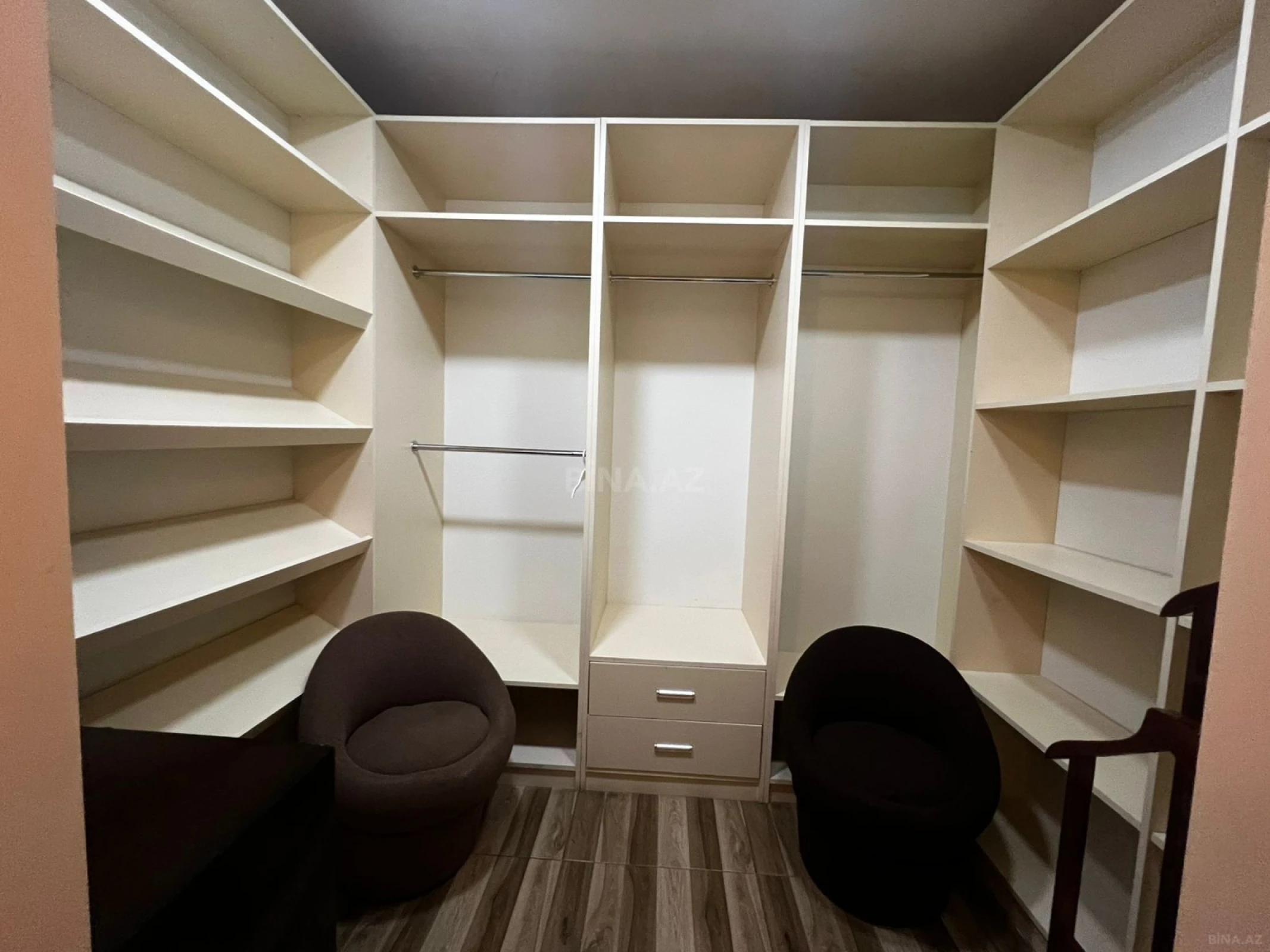 Kirayə verilir 4 otaqlı mənzil 236 m²