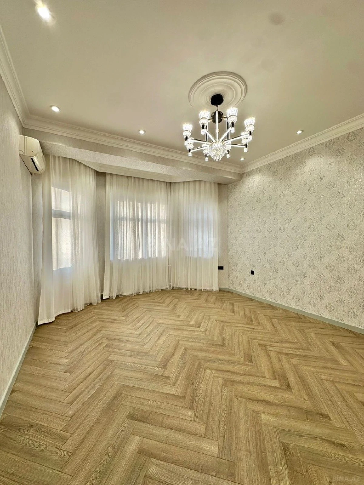 Satılır 3 otaqlı mənzil 150 m²