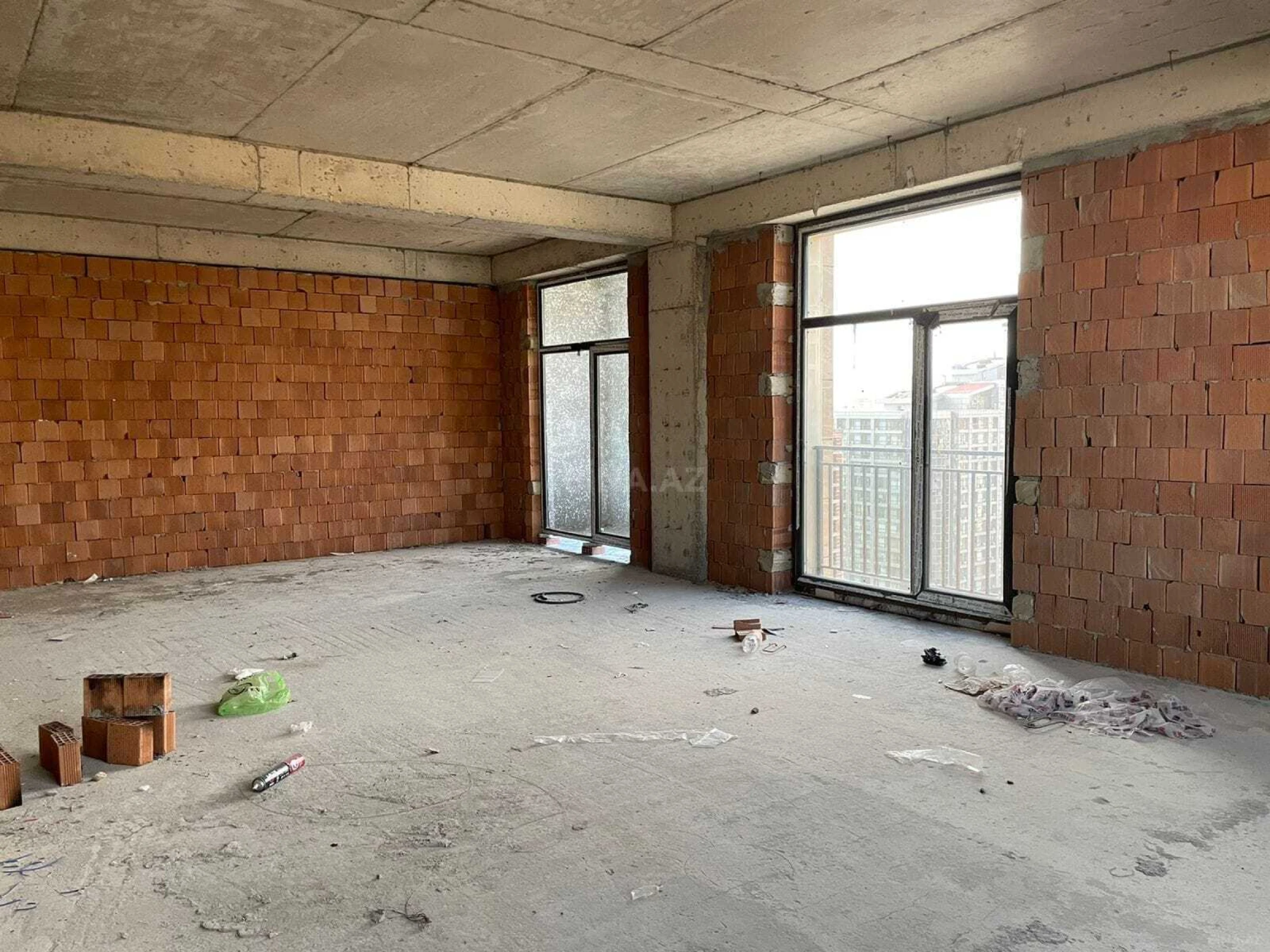 Satılır 4 otaqlı mənzil 219.6 m²