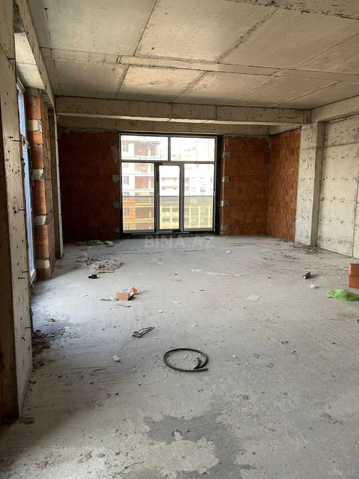 Satılır 4 otaqlı mənzil 219.6 m²