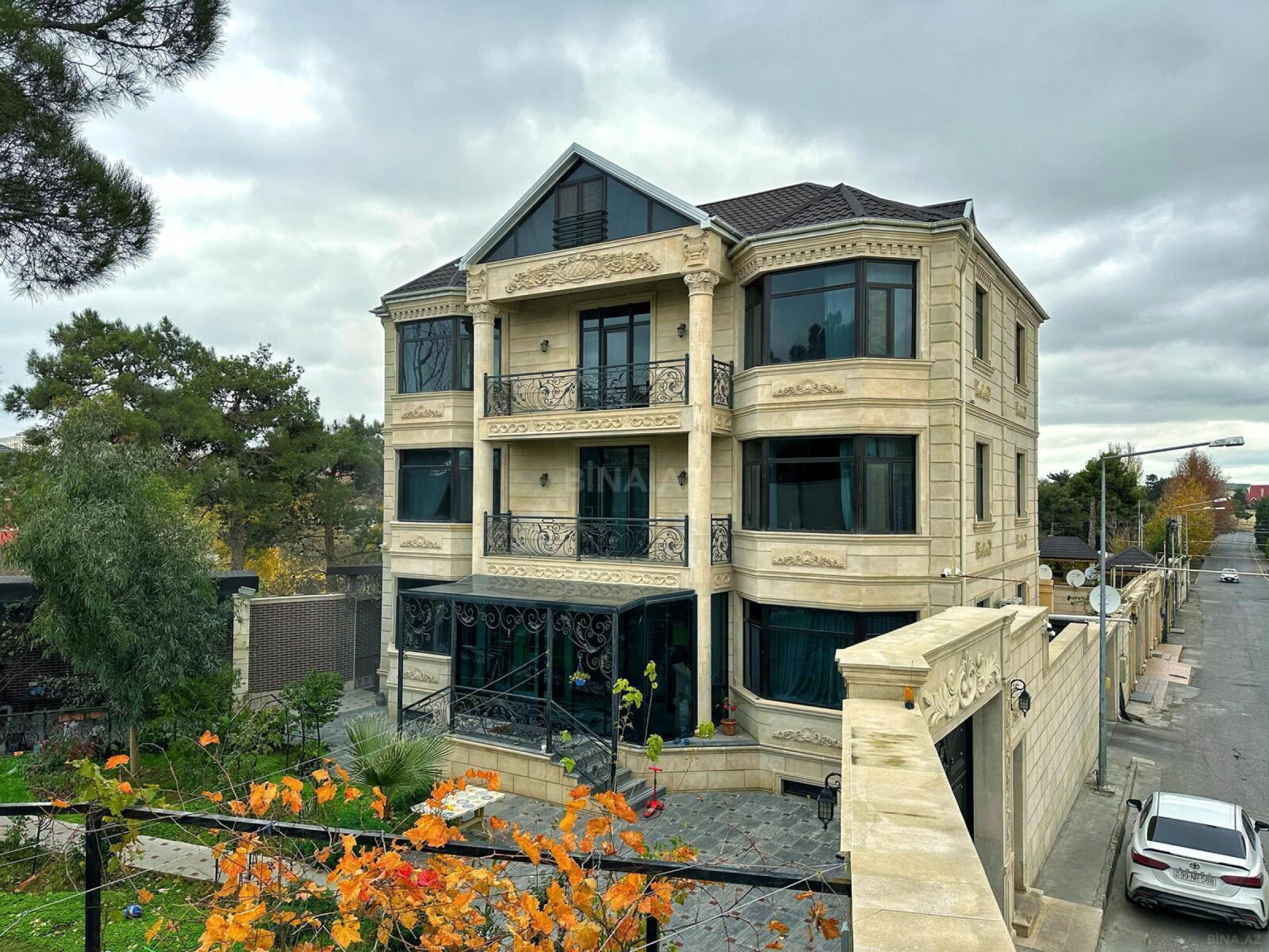 Satılır 10 otaqlı həyət evi 900 m²