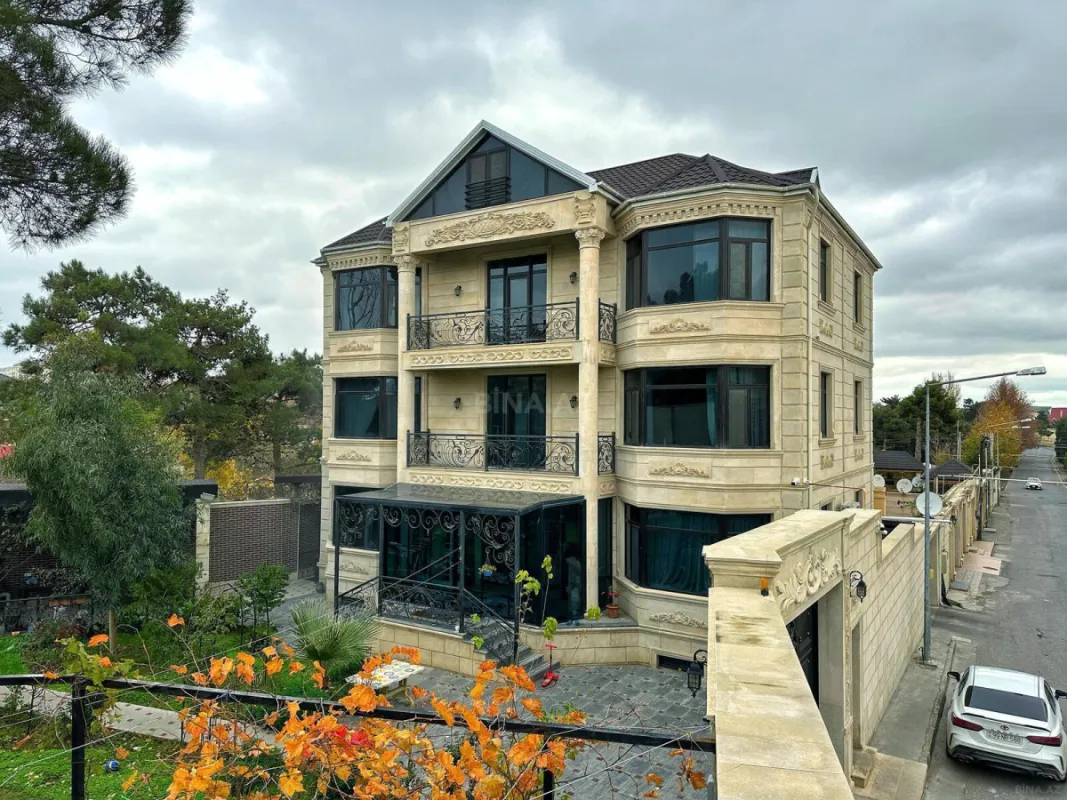 Satılır 10 otaqlı həyət evi 900 m²