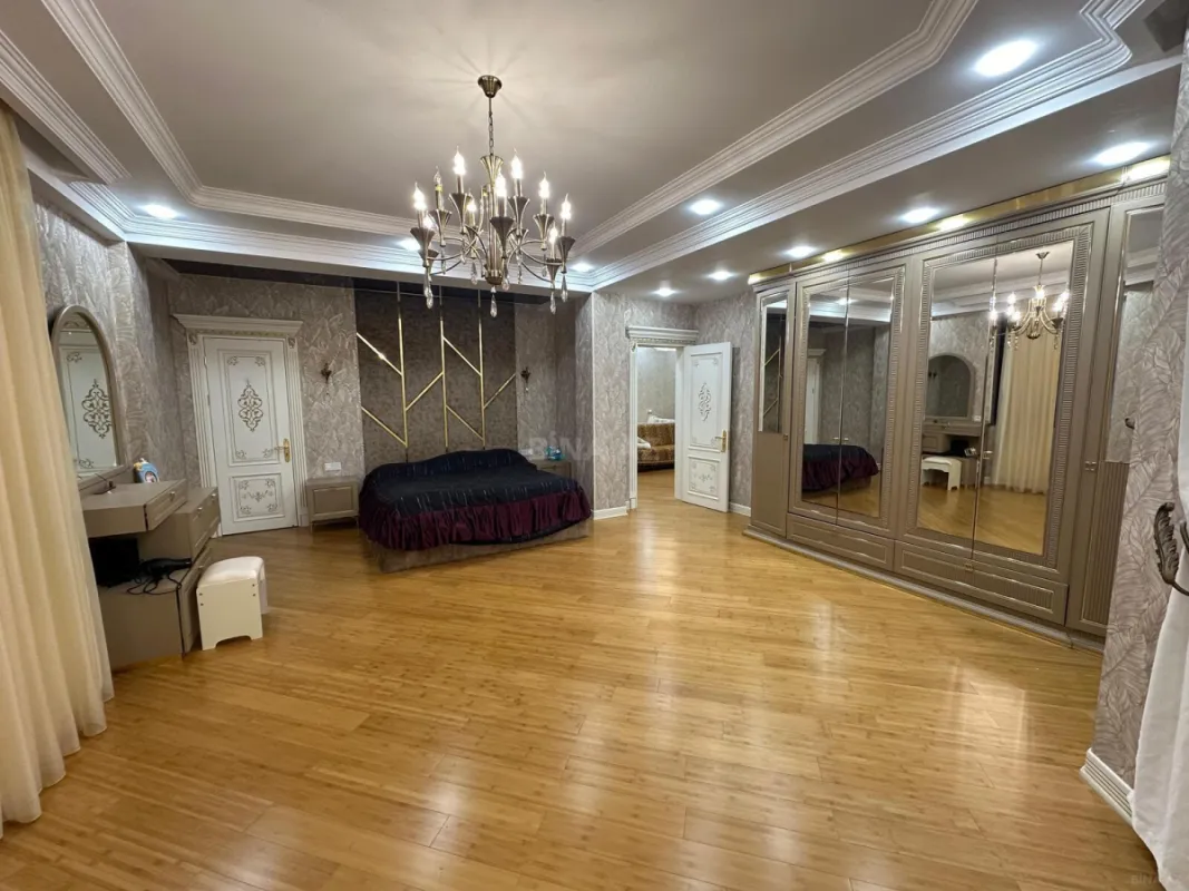 Satılır 10 otaqlı həyət evi 900 m²