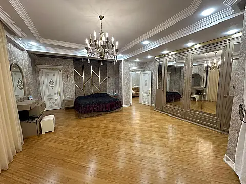 Satılır 10 otaqlı həyət evi 900 m²