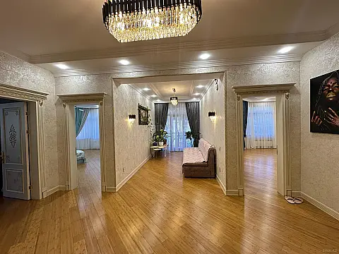 Satılır 10 otaqlı həyət evi 900 m²