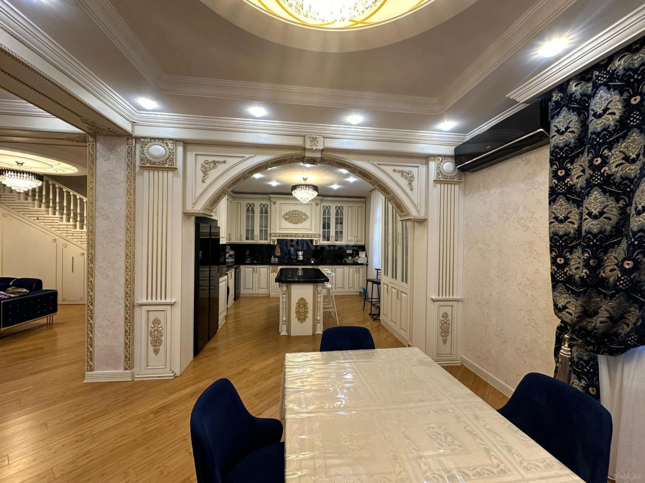 Satılır 10 otaqlı həyət evi 900 m²