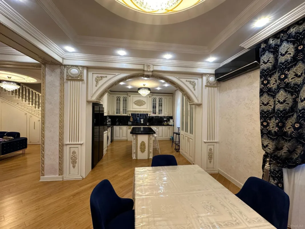Satılır 10 otaqlı həyət evi 900 m²