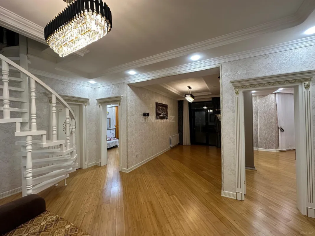 Satılır 10 otaqlı həyət evi 900 m²