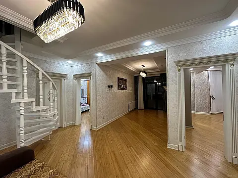 Satılır 10 otaqlı həyət evi 900 m²