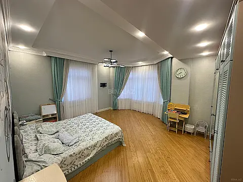 Satılır 10 otaqlı həyət evi 900 m²