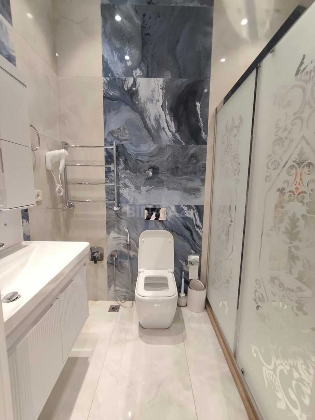 Kirayə verilir 2 otaqlı mənzil 93 m²