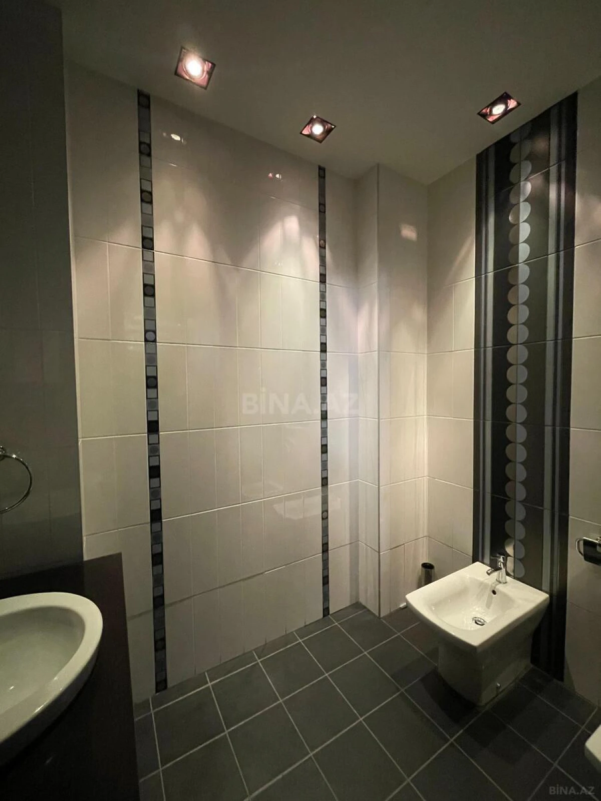 Satılır 7 otaqlı mənzil 368 m²